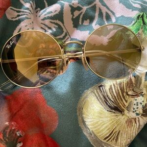 Like new Ray-Ban sunnies ! Great Condition.